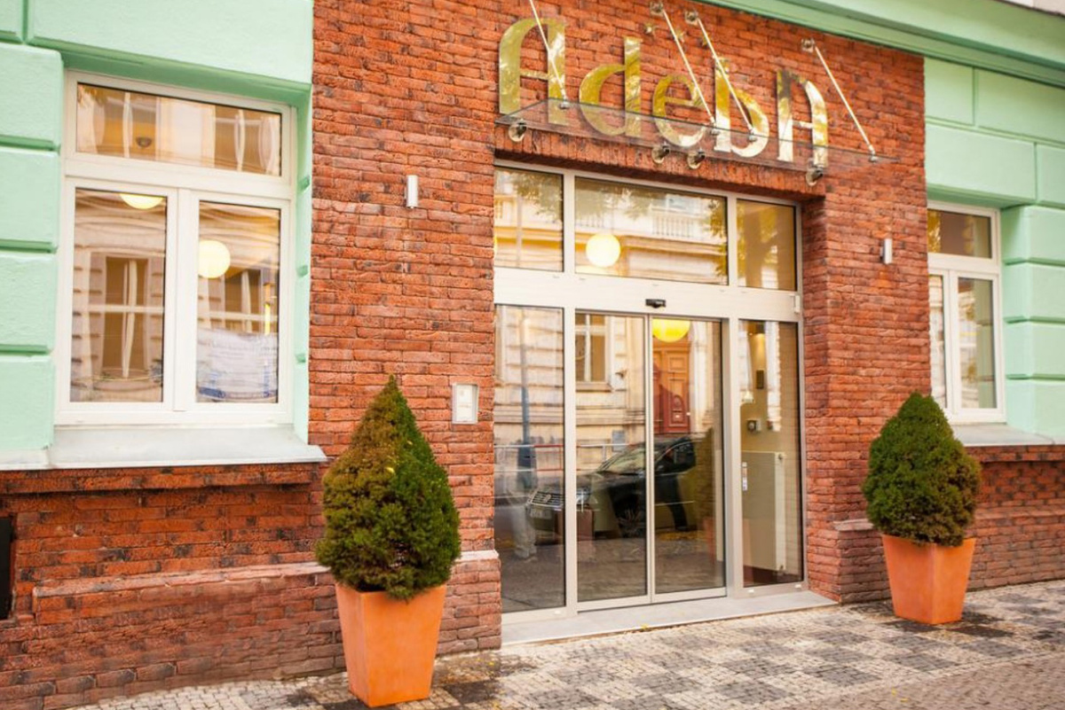 Так выглядит вход в отель. Фото взято с сайта отеля http://www.adeba.cz