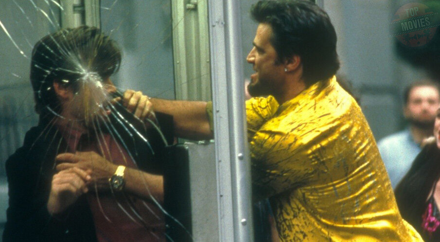 Сценарий этой ленты родился из фразы Хичкока: «Я могу снять фильм и в телефонной будке». И хотя Джоэль Шумахер не смог соблюсти стопроцентное единство действия, подавляющая часть сюжета действительно развивается в телефонной будке, где под прицелом снайпера сидит главный герой. При скромном по голливудским меркам бюджете в 10 миллионов лента заработала почти в десять раз больше и доказала, что немало зрителей готовы почти 80 минут смотреть на игру Колина Фаррелла.