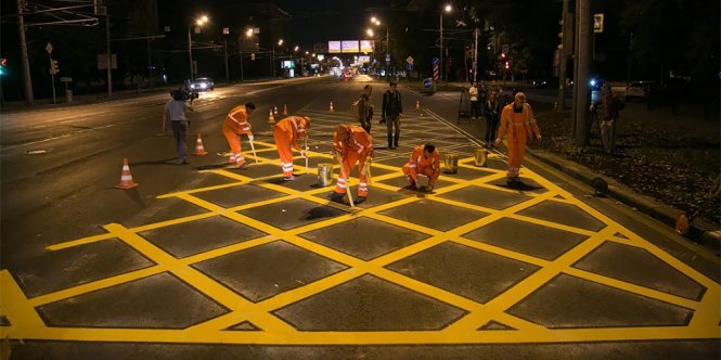 C 28 апреля 2018 года в Правилах дорожного движения (ПДД) появится новая разметка — 1.26, в обиходе называемая «вафельной» или просто «вафельницей». Она представляет собой пересекающиеся диагональные желтые полосы и обозначает участок перекрестка, на который нельзя выезжать, если впереди образовался затор. Также появится и новый дорожный знак — 1.35 «Участок перекрестка». Это желтый квадрат на темном фоне с двумя пересекающимися диагоналями. Знак будет предупреждать водителя о том, что на перекрестке есть «вафельная» разметка.
