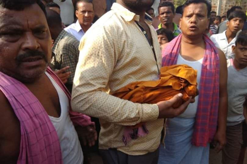 Новорождённый ребёнок, похищенный обезьяной из дома в штате Орисса, Индия, был найден мёртвым в колодце, сообщает Mirror.