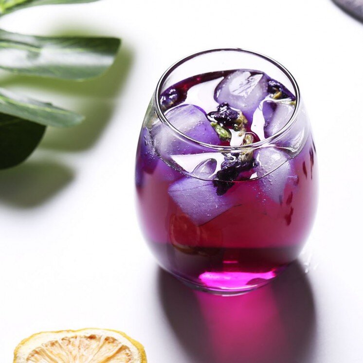 Пурпурный чай с добавлением лимона дает очень красивый оттенок