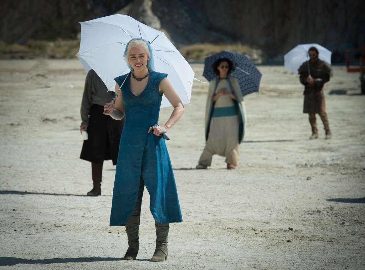 Эмилия Кларк в перерывах съёмок "Игры Престолов"