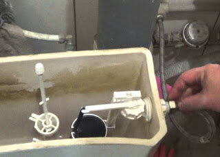 Несколько по-другому обстоит дело в бачках с нижней подводкой воды. В магазине эти бачки рекламируют как более современные: шланг подачи воды в унитаз совсем не видно, все очень красиво. Но, как обычно, за все надо платить. В бачке с нижней подводкой воды уровень воды всегда выше места подключения шланга подвода воды, см. фото ниже. То есть вода из бачка может вылиться в канализацию (при нажатии кнопки бачка) или может вылиться по шлангу подводки воды назад в водопроводную трубу и даже далее в водопроводный стояк. 