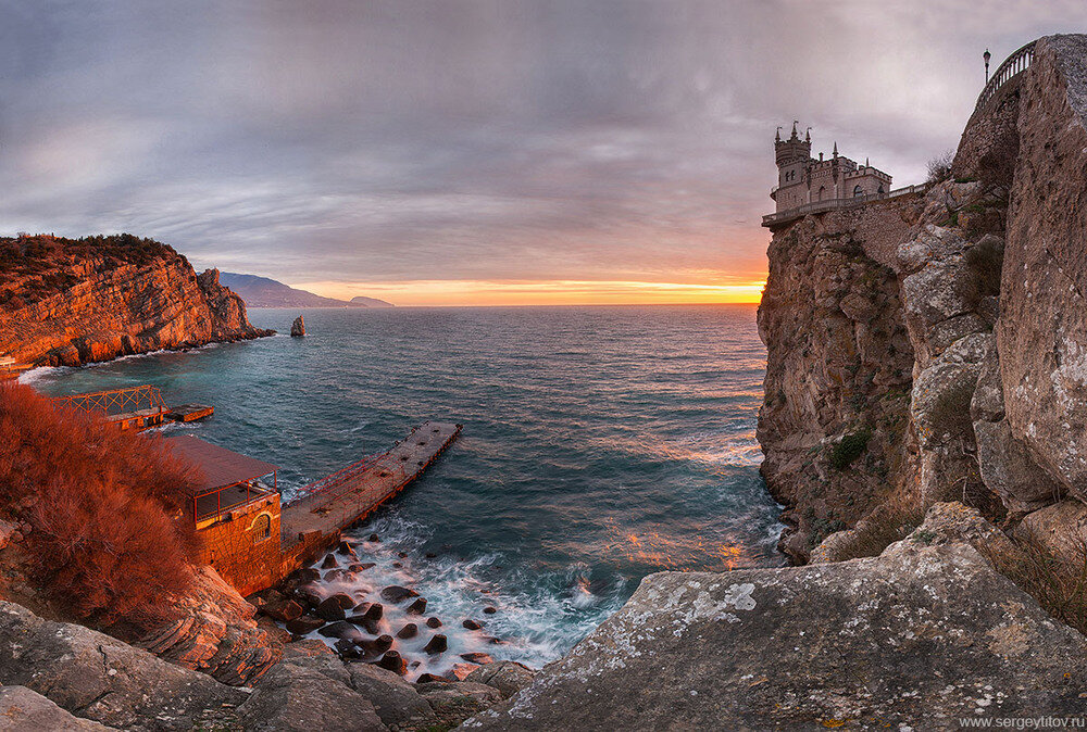 Качество моря в крыму. Крымский полуостров Ласточкино гнездо. Ласточкино гнездо с моря. Севастополь Ласточкино гнездо. Ялта Ласточкино гнездо с моря.