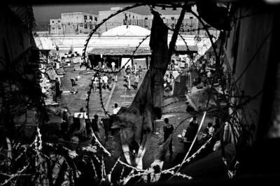 

Женская тюрьма Кито Гуаякиль, Эквадор, 2004 год. Хуже всего здесь приходиться беременным женщинам. Роженицы имеют всего четыре дня для того, чтобы запомнить личико своего новорожденного. Потом детей отбирают.
