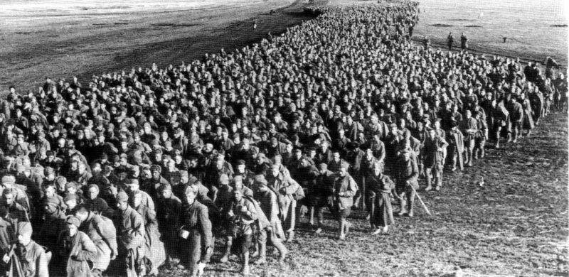 Советские военнопленные после битвы на Харьковском направлении. Май 1942 года