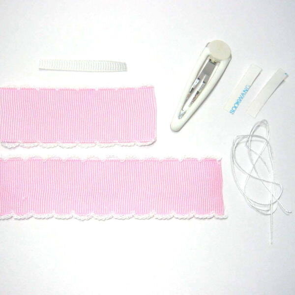Вам понадобится две розовые ленты 11 см и 6 см, белая примерно 4 см клейкая двухсторонняя лента, клик клак, ножницы и нитки.