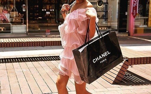 Я обожаю покупать тебе. Девушка с покупками Шанель. Девушка с брендовыми пакетами. Девушка с покупками брендовые пакеты. Девушка с пакетами из ЦУМА.