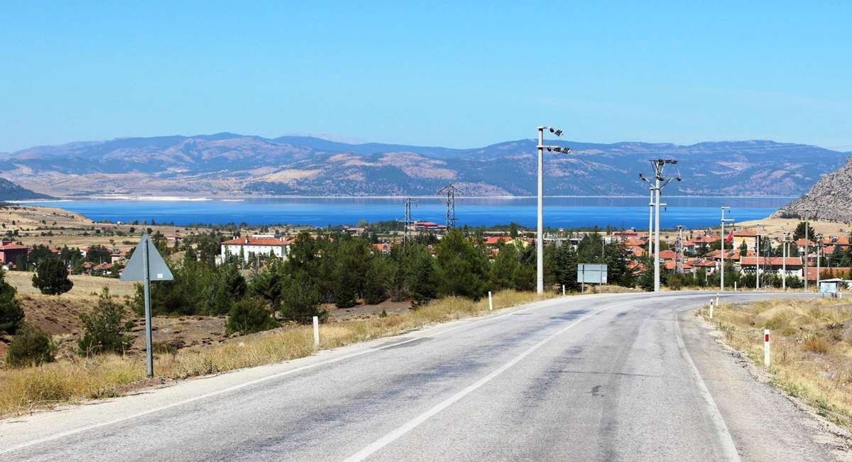 Типичная турецкая семья в типичном турецком автомобиле. Не все могут позволить себе новую машину, поэтому лелеют то, что есть!Дорога скоростная, с плавными затяжными поворотами и небольшим перепадом высот. Симпатичные пейзажи прилагаются! И вот уже подъезжаем к городу Ешилова с тем самым озером на заднем плане.