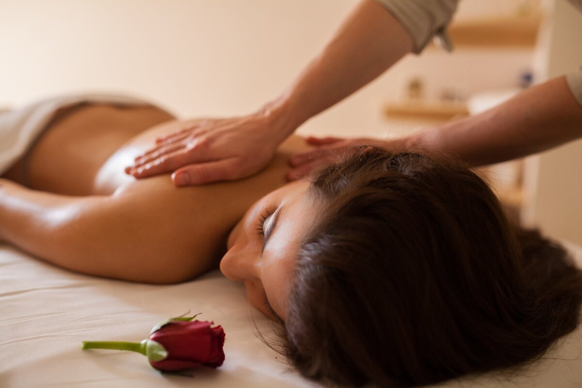 Общий массаж девушке. Массаж картинки. Лечебный массаж. Массаж. Массаж поясницы.