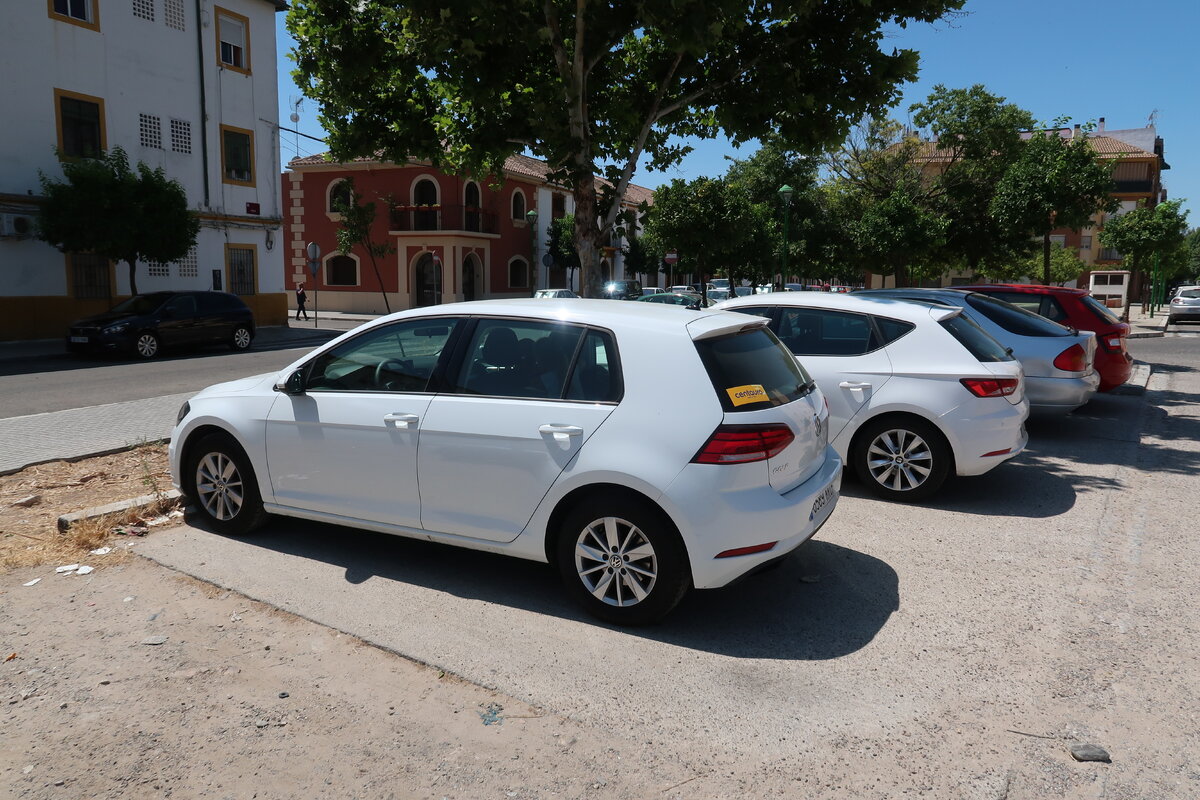 Сама парковка (затем я поставил перед той машиной, что в тени через дорогу, там тоже бесплатно)