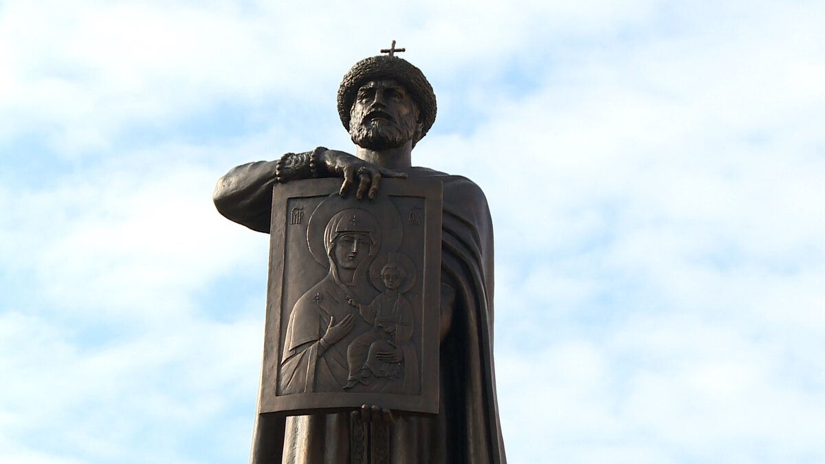 Памятник у Успенский собора Смоленск