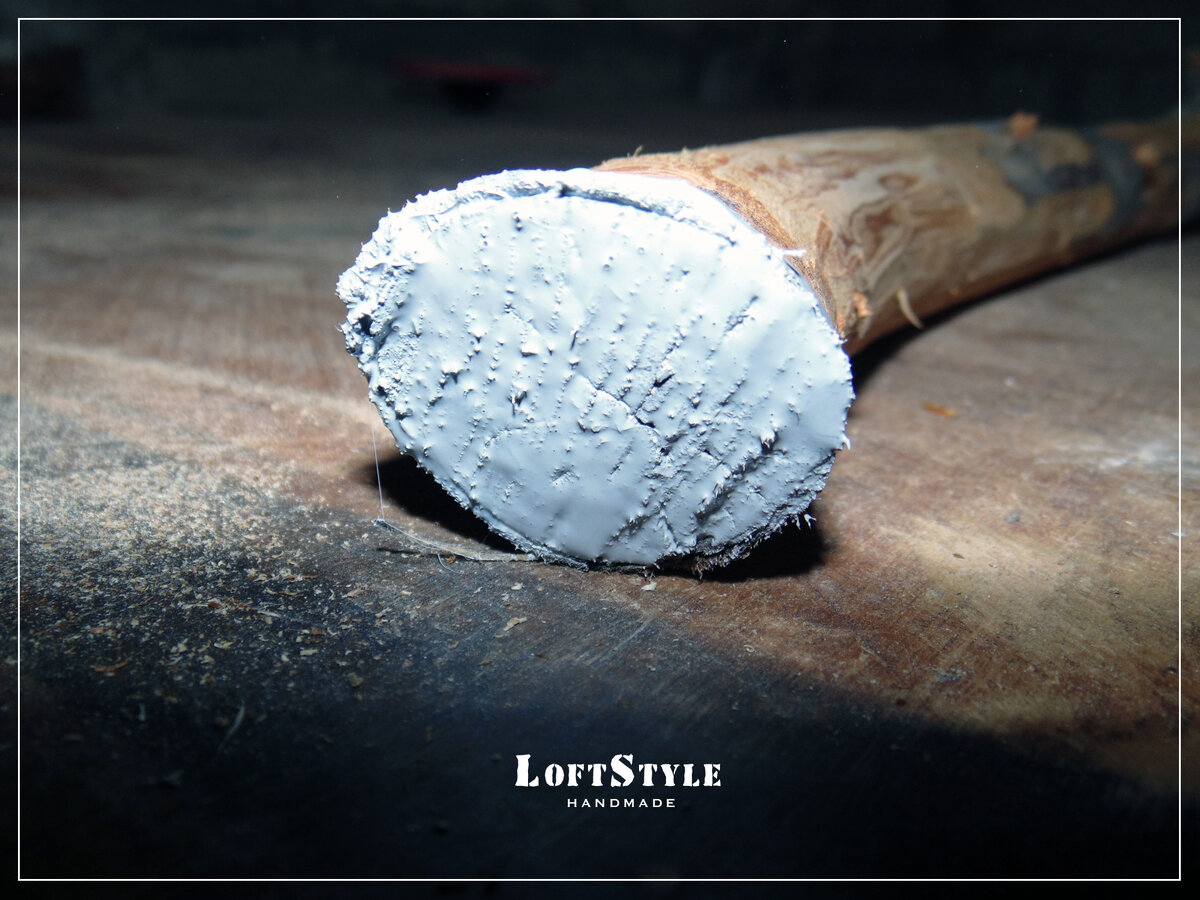 деревяшка покрыта краской с торца