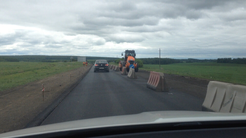 Полный размерОдно из сужений дороги. Иногда переходит в грунтовку и гравий — опасаемся камней из-под колес впередиидущего.