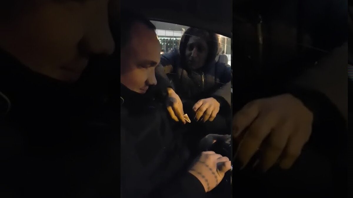 Цыганка с помощью гипноза заставляет человека отдать ей свои деньги. 