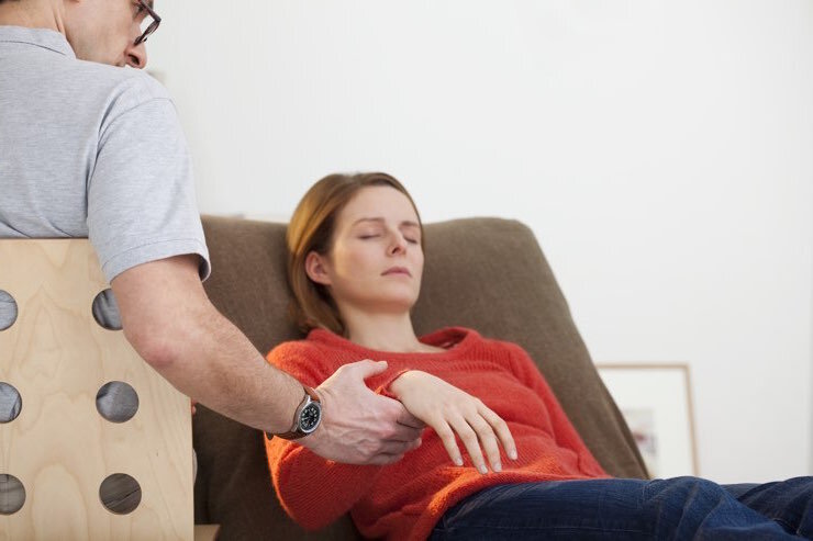 Девушка на сеансе гипнотерапии.