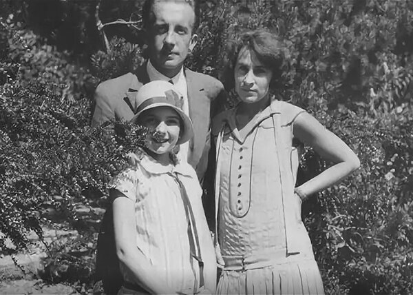 Поль Элюар, Елена Дьяконова (Гала) и их дочь Сесиль, 1920 г.