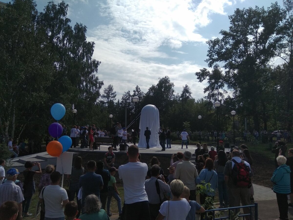 Сегодня, 19 августа, иркутский микрорайон Академгородок отметил свое 55-летие. Празднество началось с шествия сотрудников Иркутского научного центра СО РАН.А после на площади в районе ЖК «Прогресс» в торжественной обстановке открыли памятный знак науке.