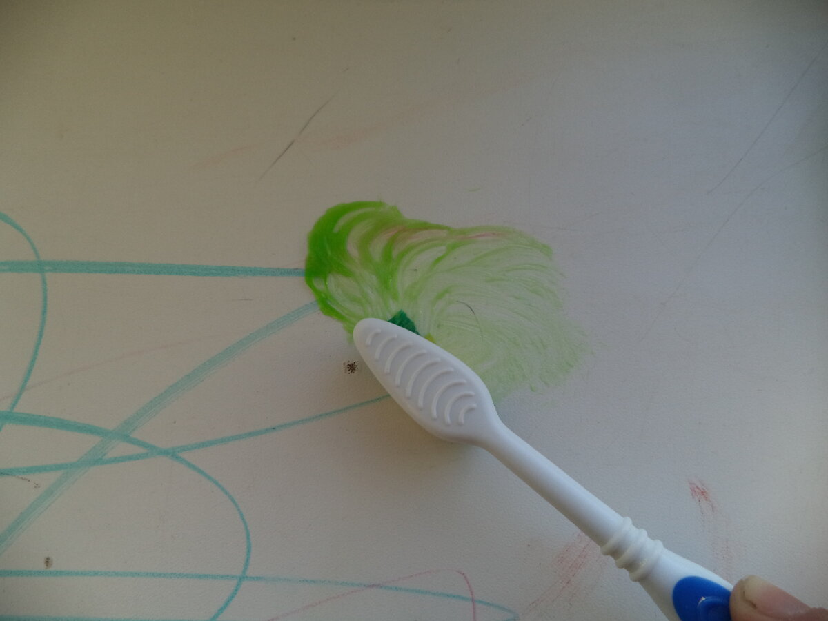 Для чистки лучше взять щетку с жесткой щетиной (фото из личного архива)