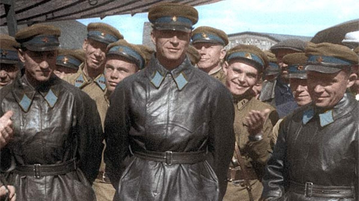 Советские лётчики-испытатели.