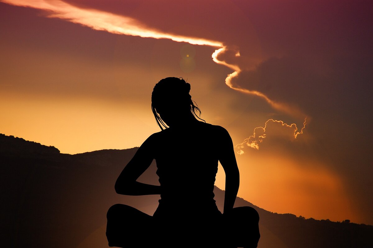 Дзен улыбнись. Вечерняя медитация. Йога на природе. Женщина медитация. Женщина небо.