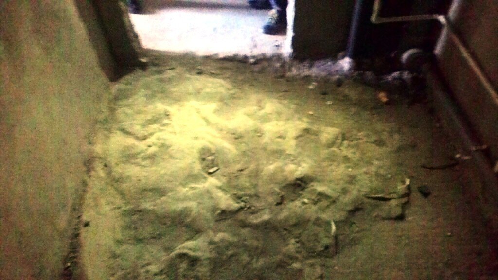  Вот такую кучу наложили строители-коекакеры. Гора застывшего раствора на полу в ванной...