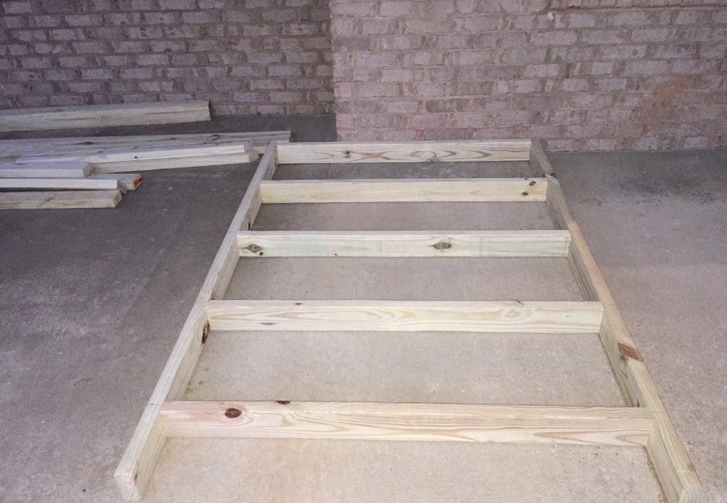 Вместо фанеры, обработанной давлением, для пола и стен я выбрал два листа  1,5 на 3 метра композитного сайдинга.