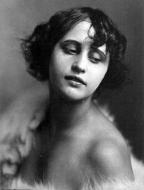 Вера Холодная.