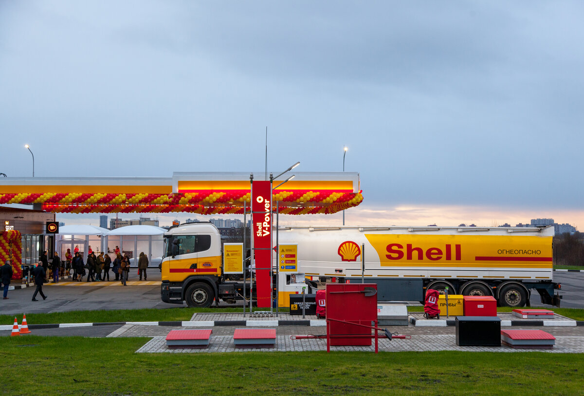 Шелл энд кор. Заправщик АЗС Shell. Бензоколонка Шелл. Бензовоз Шелл.