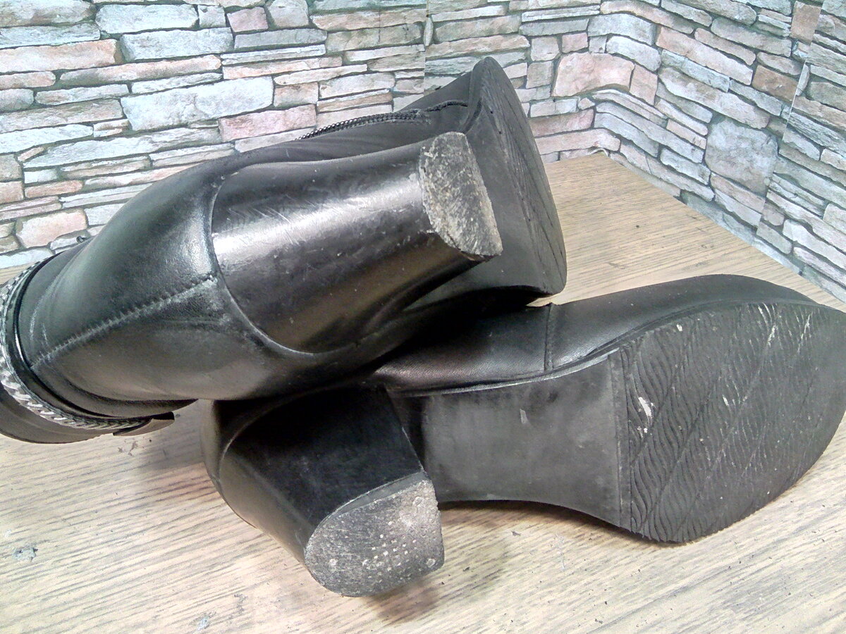 Уже немного заношен каблук.