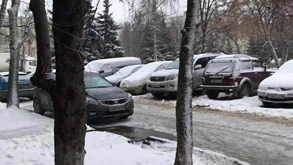 Юлия привезла сына на процедуры в частную клинику рано утром 11 декабря. В беседе с корреспондентом РИА Новости она рассказала, что на парковке было много места. Поставив машину вдоль бордюра, молодая мама с сыном на руках зашла в здание."Вскоре услышала, что сработала сигнализация. Эта женщина пинала колеса ногами, а щеткой для очистки снега била по капоту и боковым зеркалам. Я подошла к ней, чтобы узнать, в чем дело. Пыталась быть вежливой, не повышать голос. Незнакомка в грубой форме утверждала, что не может выехать, потом стала хамить и заявила, что я якобы нарушаю правила дорожного движения", — вспоминает она.© Фото : предоставлено пострадавшей девушкой Юлией Припаркованный автомобиль Юлии и внедорожник Марины Юлия возражала: знака "параллельная парковка запрещена" там нет, тем более машина в принципе не мешала выезду. "Просто ее Land Cruiser большой, и она не чувствует габариты. Если ей сложно выехать, это ведь не повод стучать кулаками по чужому автомобилю, да еще и хамить", — говорит собеседница.Помимо этого, молодая мама заметила, что от ее визави пахло алкоголем: "Я сейчас кормлю сына. Возможно, поэтому очень чувствительна к любым запахам. Картину дополняло и то, что в ее машине сидел маленький ребенок. Я сделала замечание, предложила вызвать полицию. Ее это очень возмутило".После этого и последовал удар щеткой по голове. То, что пошла кровь, Юлия почувствовала не сразу: "Первой увидела она — вязаная шапка пропиталась кровью. Тут же принялась звонить своему папе. Кричала ему в трубку, чтобы скорее приехал, а мне — что ей ничего не будет, потому как у них все схвачено. Я не понимала, к чему такая суета. Лишь когда стало плохо, начало тошнить, сообразила, что мне пробили голову".Трясущимися руками Юля все-таки вызвала полицию и скорую. А нападавшая, по ее словам, пыталась сбежать, поэтому молодой маме пришлось буквально перекрыть собой дорогу автомобилю. На крики откликнулся молодой человек по имени Дмитрий. Он успел сделать несколько кадров, в том числе и агрессивной владелицы внедорожника."На фото отчетливо видно, как я с окровавленной головой, ребенком на руках не позволяю уехать моей обидчице".