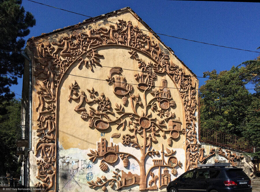 Дом с лепниной в центре Коджори