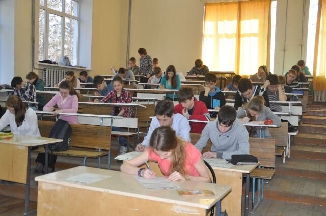 Стоит отметить, что в некоторых школах перед Новым годом проводят экзамены для старшеклассниках по итогам первого полугодия. Фото: omsk.aif