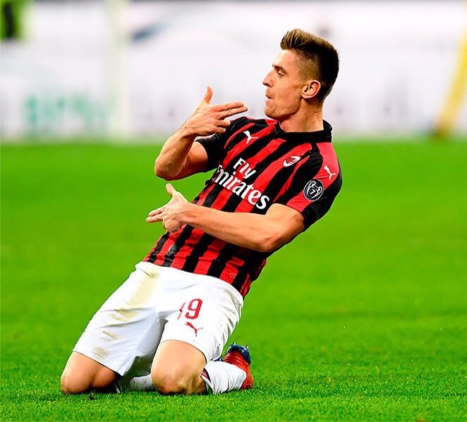 Рассказываем, как появилось столь яркое празднование забитых мячей.  
Личный бренд Пентека зародился как раз в Генуе.

Кшиштофа вскоре после переезда в Италию начали называть bomber – за дерзость, скорострельность и убедительную опасность. 

«А на польском слово bomber используется в другом значении. Это не нападающий, который много забивает, а стрелок. 

Поэтому я решил подыграть и стрелять после каждого гола», – рассказывал Пентек в комментарии Il Secolo XIX. 

Так за Кшиштофом закрепилось новое прозвище, понятное и без перевода: Pistolero.
