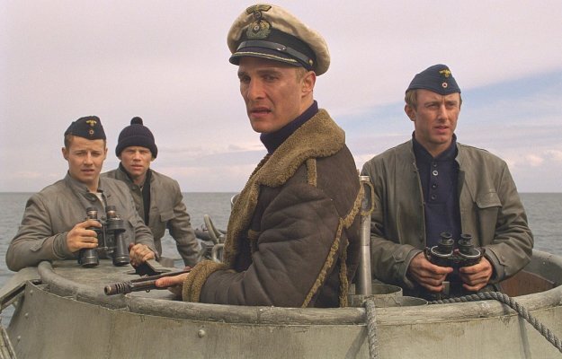 Но что-то все же портило конспирацию старпома Тайлера (МакКонахи) и его бойцов, маскирующихся под экипаж захваченной ими, фашистской подлодки: не то их жуткий техасский акцент, не то "томми ган" в руках у старпома.