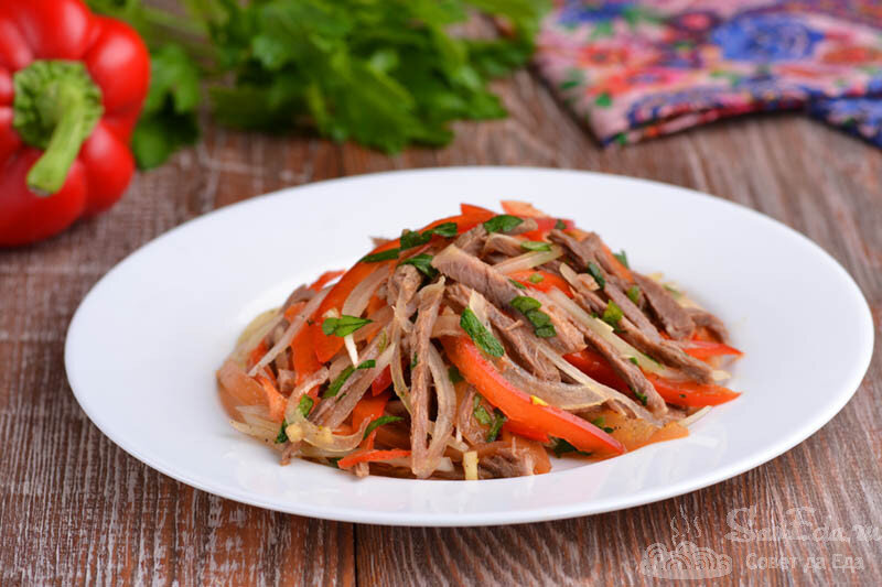 Салат с говядиной вкуснейший с фото. Мясной салат с говядиной и болгарским перцем. Острый салат с говядиной и овощами. Тайский салат с говядиной и болгарским перцем. Салат Восточный с говядиной.