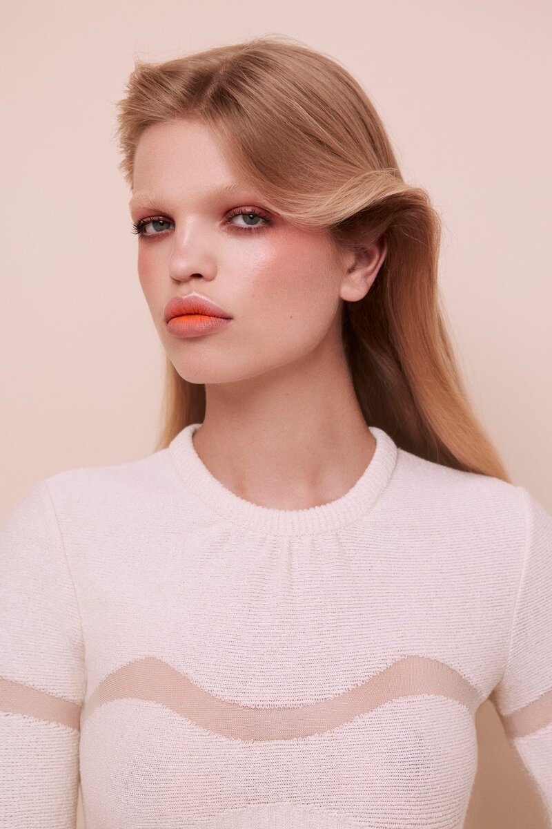 Давно нас перестали впечатлять «типовые модели». Теперь модные дизайнеры стали выпускать свои коллекции, которые надевают модели с нестандартной внешностью. Другими словами теперь модно быть по-другому красивой. Не обязательно попадать под рамки всеми известных чисел 90,60,90. Не обязательно иметь высокий рост или пухлые губы. Вашему вниманию предоставляется модель с исключительными чертами лица, которая покорила сердца миллионов.