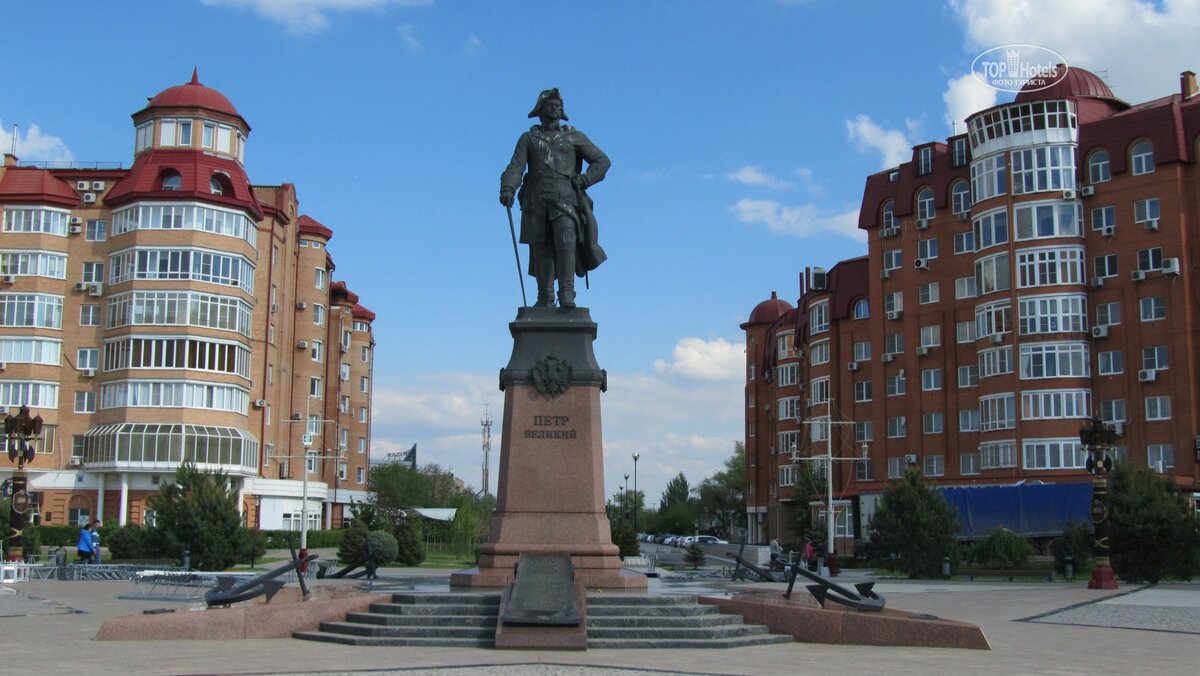 Точно точно астрахань. Памятник Петру 1 в Астрахани. Астрахань набережная Петр 1. Площадь Петра Астрахань. Площадь Петра первого Астрахань.