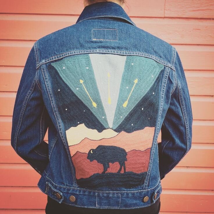 закастомизированная джинсовка