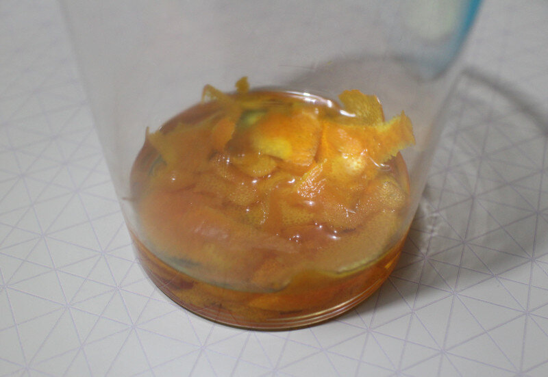 Срезаем цедру одного апельсина
