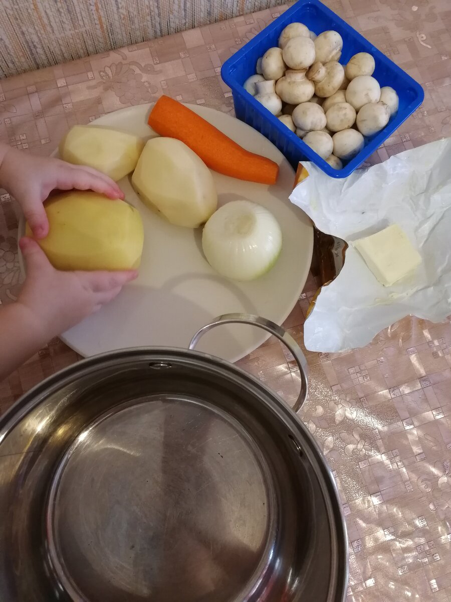 На фото моя помощница, ворует у меня картошку :)