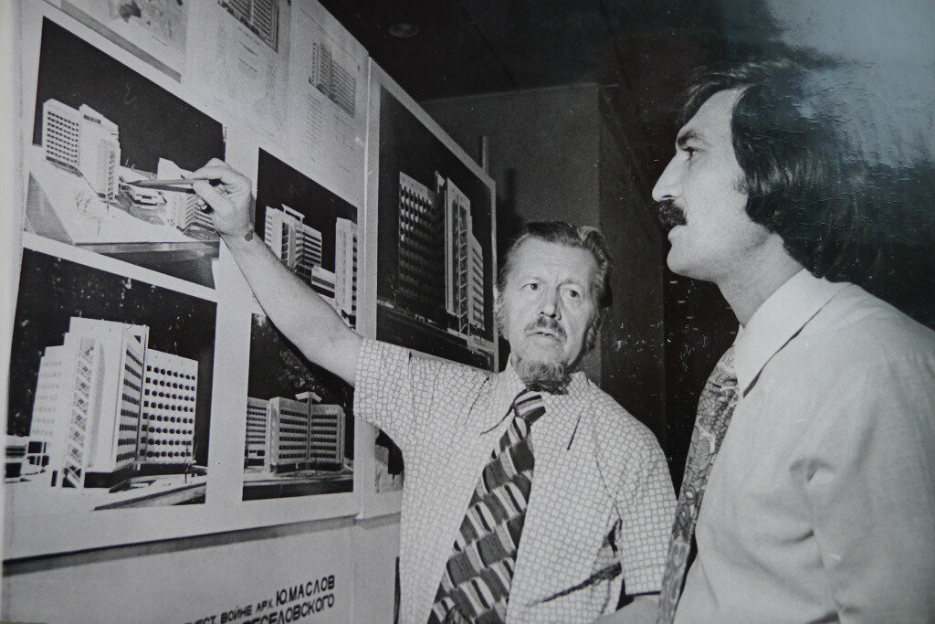 Душанбе, 80 – е годы прошлого века на снимке архитекторы Всеволод Веселовский и Мирсаид Бобосаидов обсуждают детали проекта комплекса ТГУ (ТГНУ).