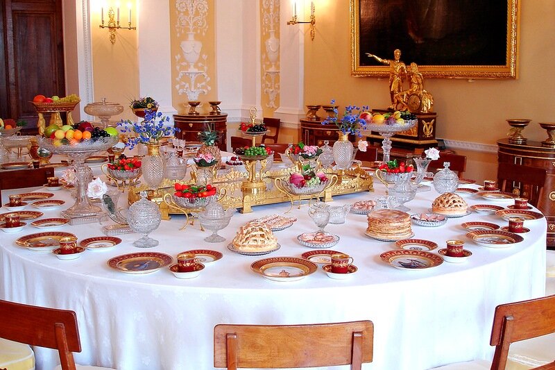 обед во дворце. сервировка королевский дворец. пречистенка 16/2 столовая. обед во дворце. павильон эрмитаж в царском селе интерьер.
