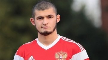 Фото: rfs.ru22-летний игрок на своем «Мерседесе» проехал на красный сигнал светофора и задел на пешеходном переходе мужчину, который оказался американцем. Выбежав из авто, Гулиев погнался за пешеходом и нанес ему удар. Затем футболист вернулся к машине, после чего вновь побежал за американцем. Догнав его повторно, он стал наносить ему удары по лицу.
