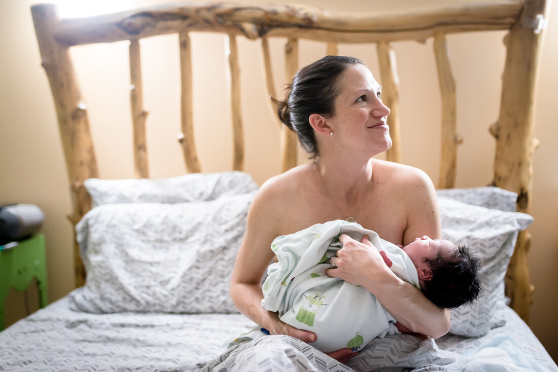 Беременная женщина рожает ребенка