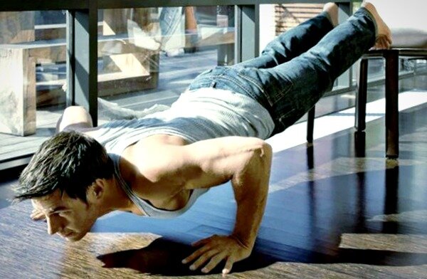 Комплекс базовых упражнений: отжимания, приседания, подтягивания