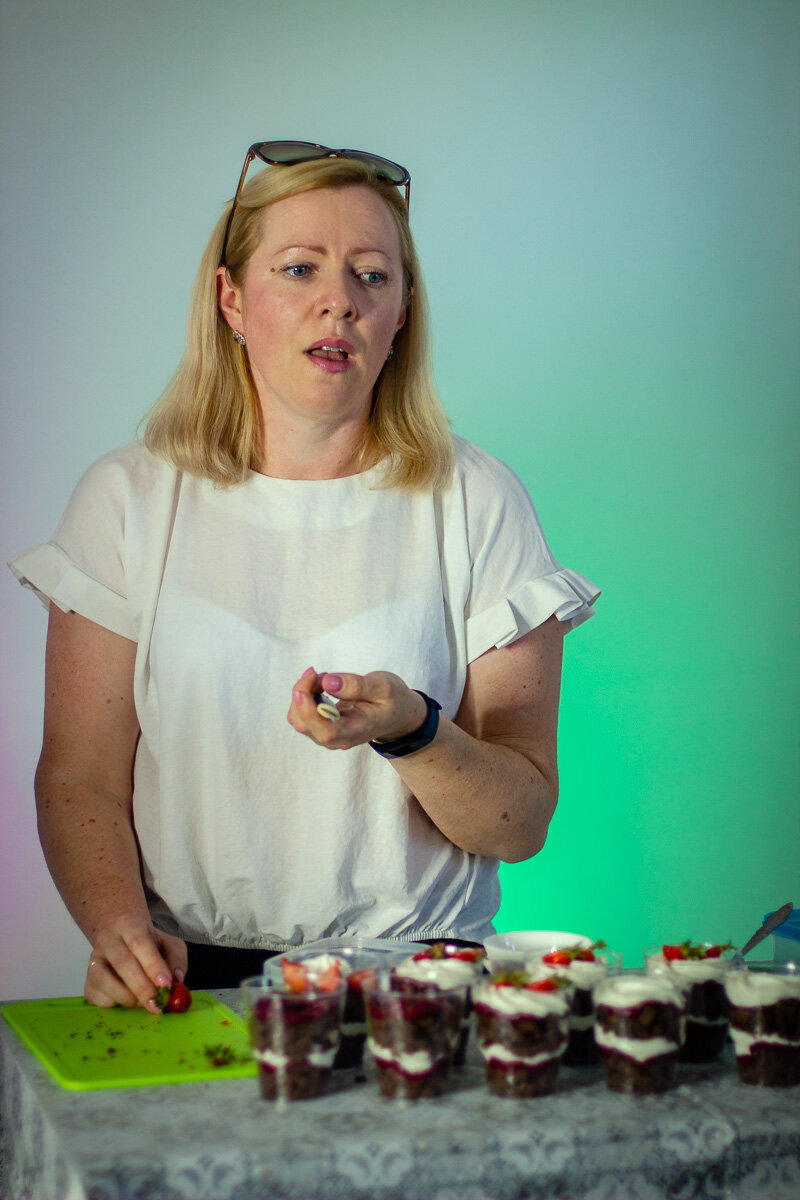 Делюсь с вами рецептом пп трайфлов "Черный лес"  Шоколадный бисквит, вишневое конфи, шоколадный ганаш и лёгкий творожный крем, ммм..
Итак, рецепт 📃
Шоколадный бисквит :
4 яйца
Овсяная мука-30 г
Сухое обезжиренное молоко-15 г
Кукурузный крахмал - 15 г
Какао обезжиренный - 20г
Молоко2, 5 %- 80 г
Кокосовое масло - 15г
Разрыхлитель - 5 г
Сахарозаменитель  по вкусу 
Ванилин по вкусу
Для теста отделить белки от желтков. Желтки смешать с растопленным кокосовым маслом и молоком. Смешать сухие ингредиенты, добавить в желтковую смесь. Белки взбить до пик, аккуратно вмешать в тесто. Выпекать при температуре 170-175°С до сухой зубочистки. Бисквит остудить, нарезать на кусочки.Вишневое конфи:
Вишня 250-300г
Сахарозаменитель по вкусу
Кукурузный крахмал - 1 ст.  л.
Вишню пробить блендером, добавить сахарозаменитель, довести до кипения, добавить крахмал, разведенный в небольшом количестве воды. Смесь должна загустеть. Охладить конфи.
Ганаш:
Горький шоколад не менее 75%-25 г
молоко 2,5% - 30-35 г
Шоколад залить молоком и растопить в микроволновке импульсно, периодически перемешивая, до однородности.
Творожный крем:
Творожный сыр 100 г
Мягкий обезжиренный творог 320 г
Сахарозаменитель по вкусу
Ванилин
Все смешать до объединения массы, сложить в кондитерский мешок.
Пропитка:
Сироп топинамбура - 30г
Вода - 50 г
.
Сборка :
Нарезанный бисквит-пропитка-ганаш-конфи, затем ещё раз повторить слои.
Дать настояться в холодильнике 2-3 часа.
Калорийность 174 ккал БЖУ 6/6/9 