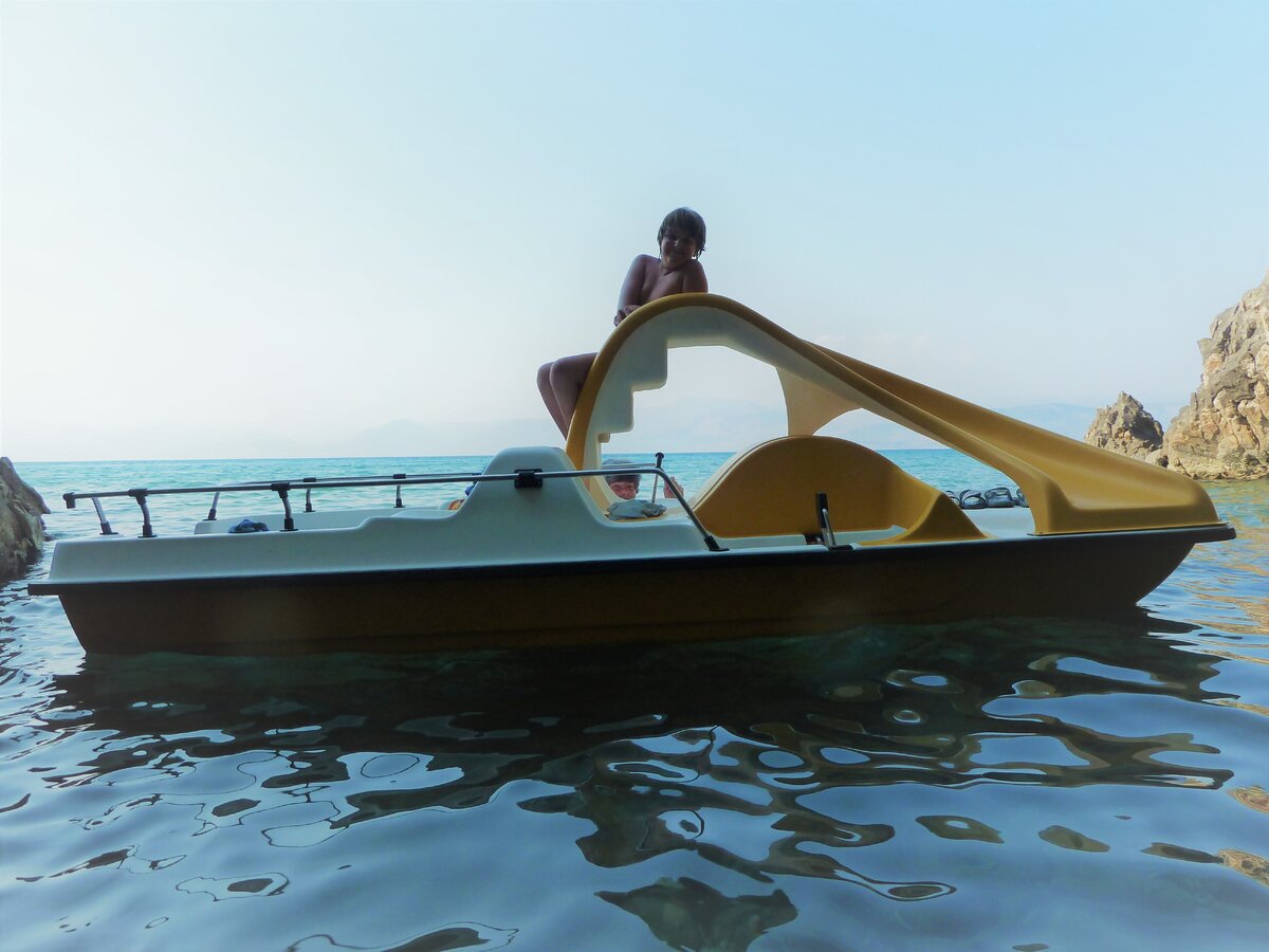 Почему-то мне кажется, что прогулки по морю на катамаране для детского здоровья ничуть не менее полезны, чем велопрогулки по дачному посёлку...