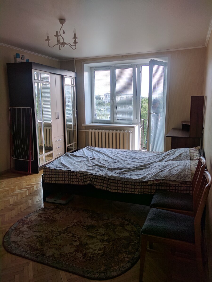 Комната большая и солнечная, а еще паркет люблю.