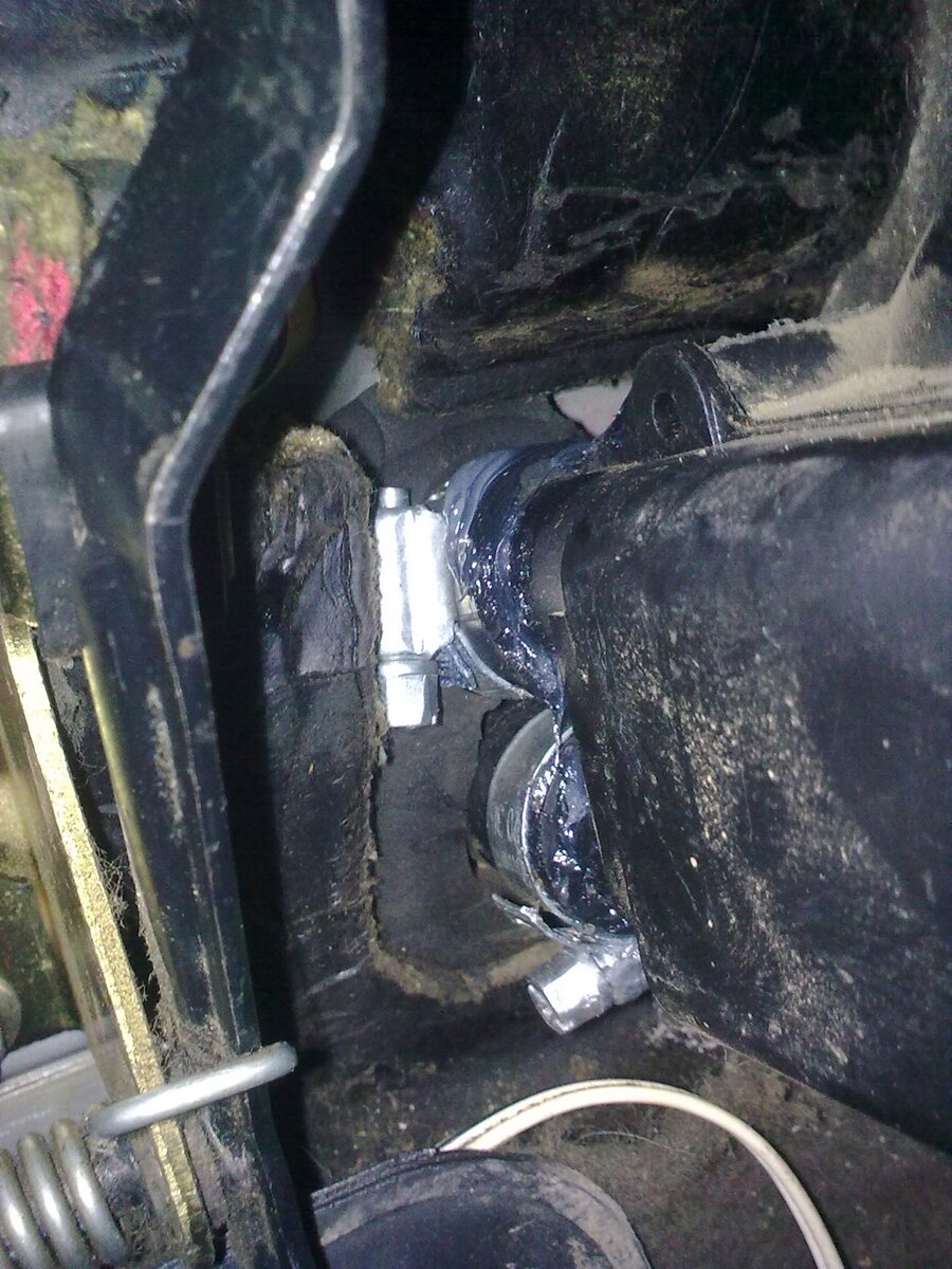 место подготовлено
Переходим в салон и откручиваем педаль газа, она держится на трех гайках (на 10) и тросике
педаль газа
тросик снимается просто — выдергивается из резинового шкифа (не большой резиновый "грибок")
Это было легко, одевать на много сложнее )))
педали газа нет
Дальше нам будет мешать педаль тормоза, но ее можно убрать только вместе с педалью сцепления и рулевой рейкой. Это нам не нужно т.к. я делаю все один и ставить обратно 20 килограммовую рейку одному, мягко говоря, не вариант. Поэтому лучшим вариантом было бы открутить "вакуумник" и утопить педаль тормоза до упора, но я не смог подлезть ни одним ключом ко второму болту вакуумника, поэтому я предлагаю другое решение данной проблемы. Я убрал фиксирующую шпильку педали тормоза
главное не потерять эту шпильку
после этого отгибаем "ухо" педали тормоза
это включает стоп огни
и снимаем педаль с вакуумника
вакуумник
Это позволит нам "утопить" педаль до основания. Чтобы это получилось мне пришлось еще убрать весь войлок из под педали, он не давал опуститься педали еще сантиметра на четыре.
Далее нам необходимо открутить вот эту железную фигню

функционал остался для меня загадкой. но держится она на шпильке прикрученной гайкой под капотом, там ее можно нащупать между двумя патрубками. Сразу предупрежу на это понадобиться много нервных клеток, но это возможно )))

У меня с этим возникла проблема, на последнем витке сорвалась резьба и мне пришлось ломать эту железяку
психанул
Далее берем пилку по металлу и откручиваем с нее само лезвие. Т.к. самой пилкой мы не сможем добраться до патрубков печки. Далее отпиливаем пластиковые патрубки.
И вынимаем радиатор.
Собираем пилку и делаем тоже самое с новым радиатором. т.е. отпиливаем патрубки.

еще делаем вот так

это поможет патрубку не соскользнуть с радиатора
Далее берем два патрубка от 2109

и засовываем их в освободившуюся дырку

не большое примечание: верхний патрубок чуть шире на конце, а нижний наоборот. Когда их увидите поймете о чем я.
засовываем печку и одеваем патрубки. Это лучше делать вдвоем, один изнутри поправляет патрубки, а второй из под капота давит на них. У меня этот процесс занял около часа и убил очень много нервных клеток.
И так все готово

на всякий случай я обмазал патрубки герметиком.
Все собираем в обратном порядке. Не забываем про мелочи: вспомним про "ушко" у педали тормоза, его надо вернуть в исходное положение иначе всегда будут гореть стопаки )))
Некоторые фотки позаимствовал из описания www.e1.ru/talk/forum/read…hp?f=17&i=716826&t=716826